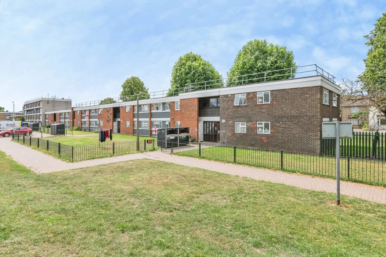 2 bed flat for sale — Canfield Road, RAINHAM, Essex, RM13