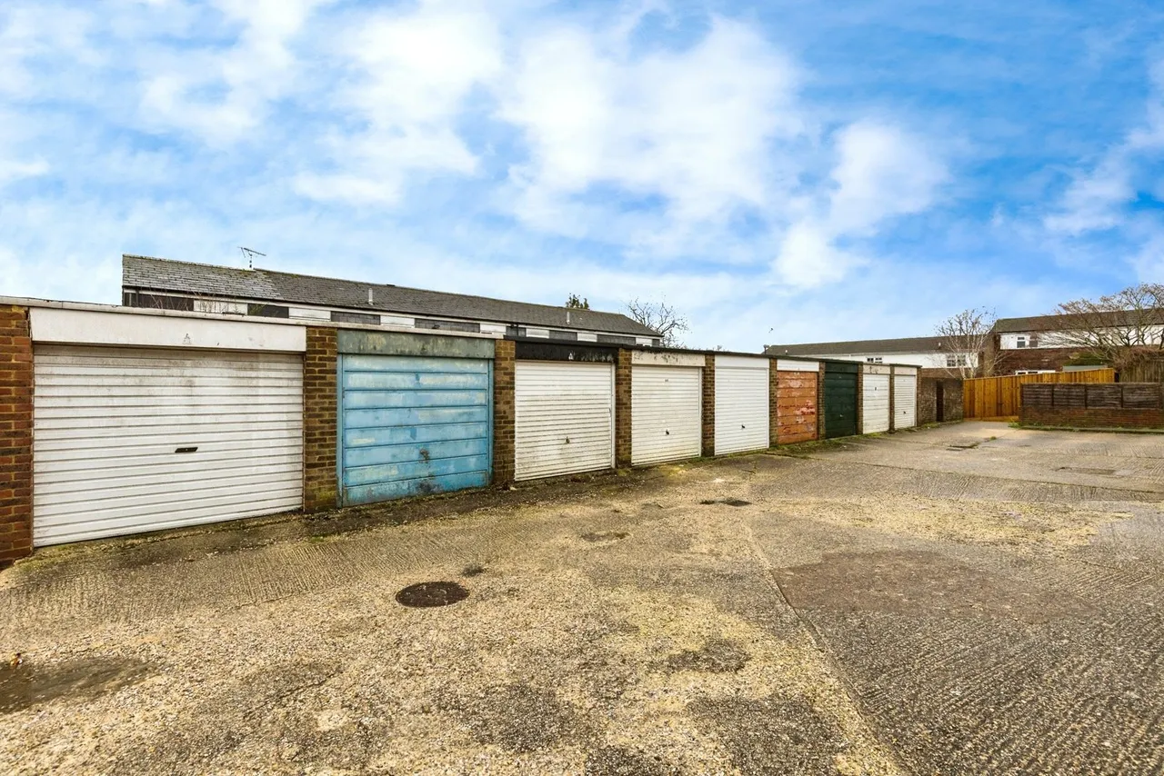Darleydale, Crawley, RH11, photo 17