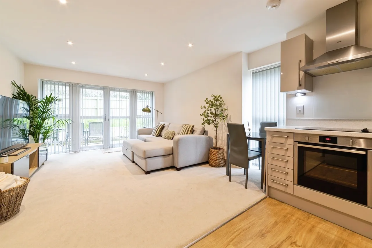 2 bed flat for sale — Giles Crescent, Stevenage