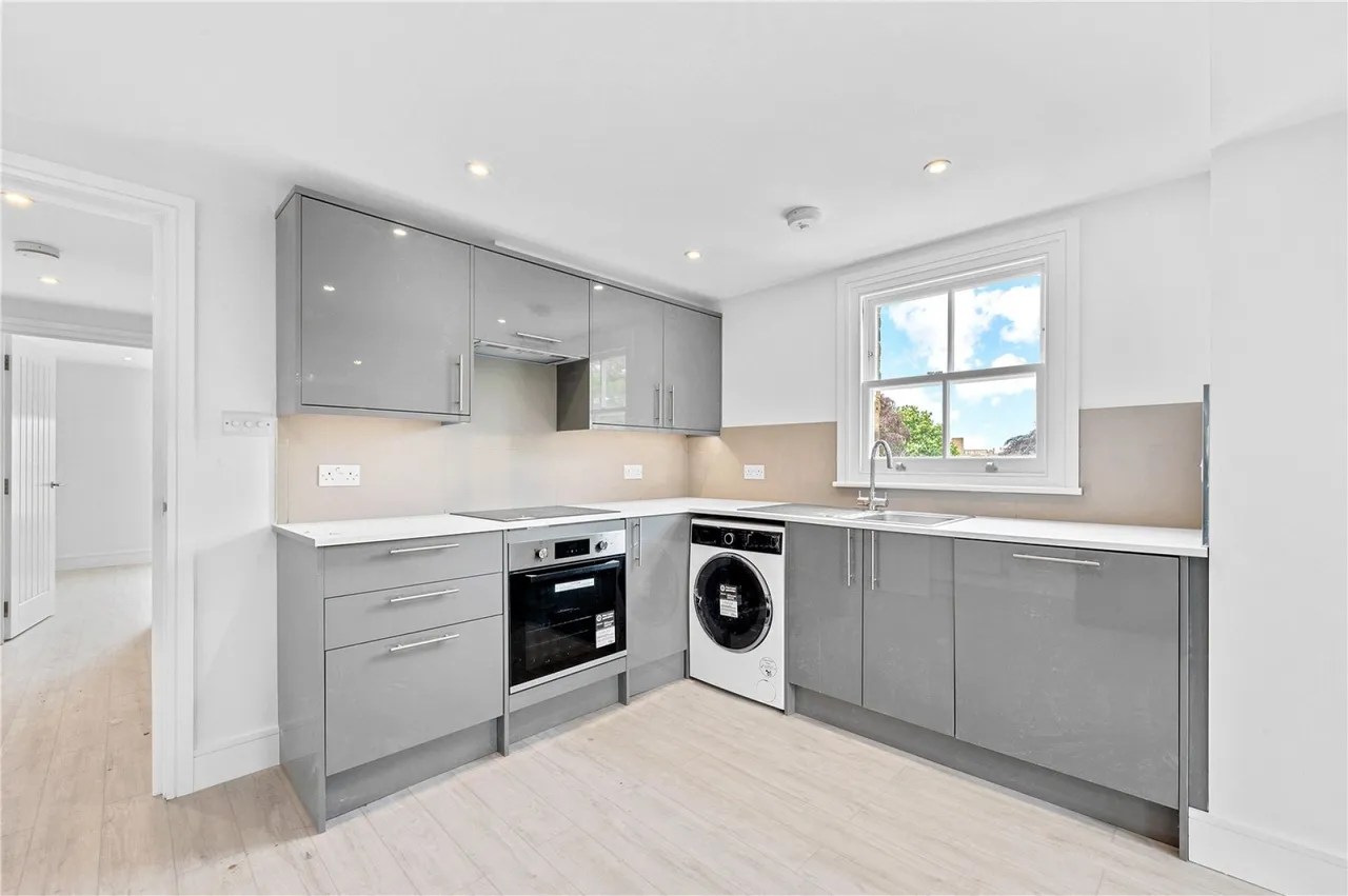Upper Richmond Road, London, photo 2