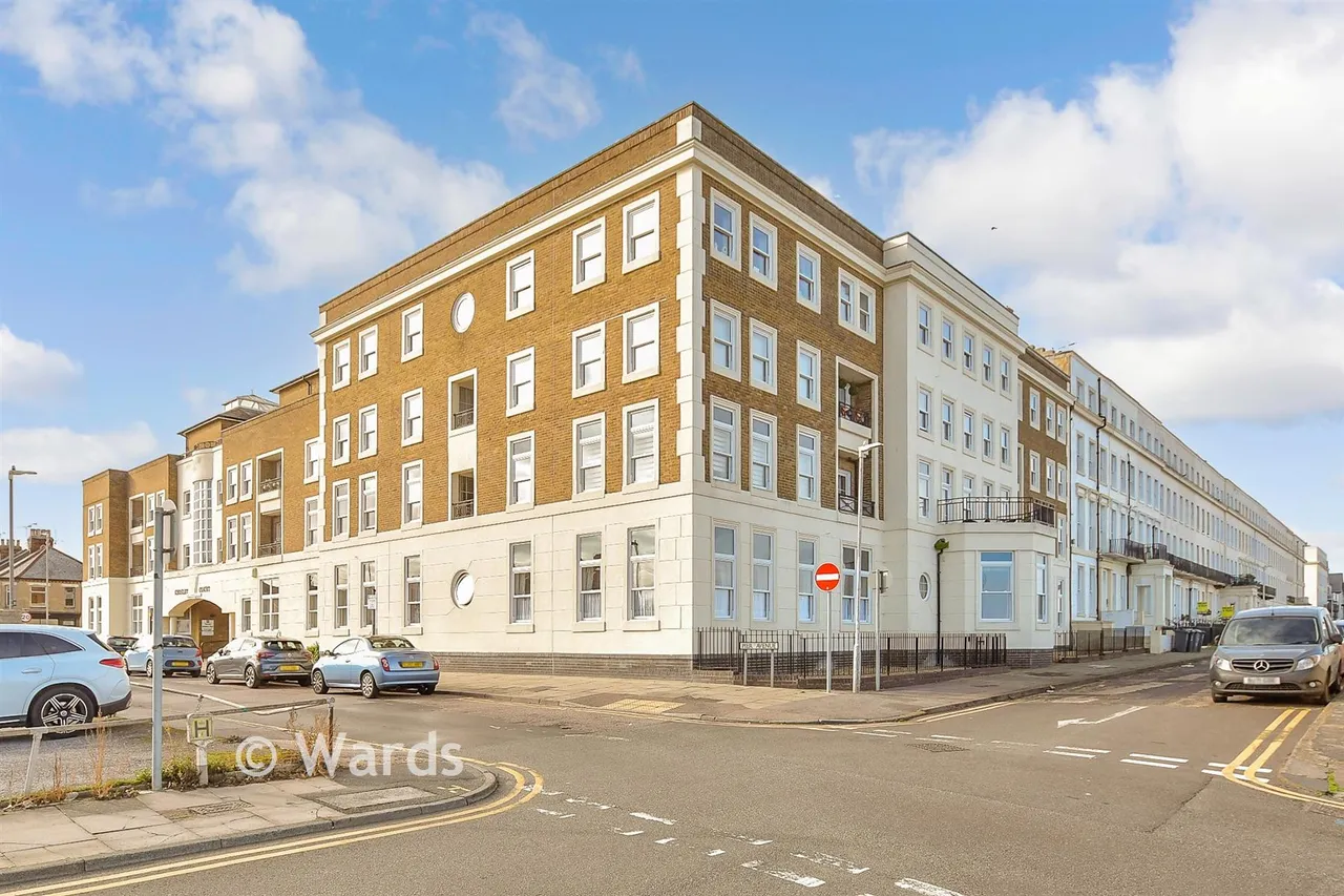 1 bed flat for sale, Pier Avenue, Herne Bay, CT6