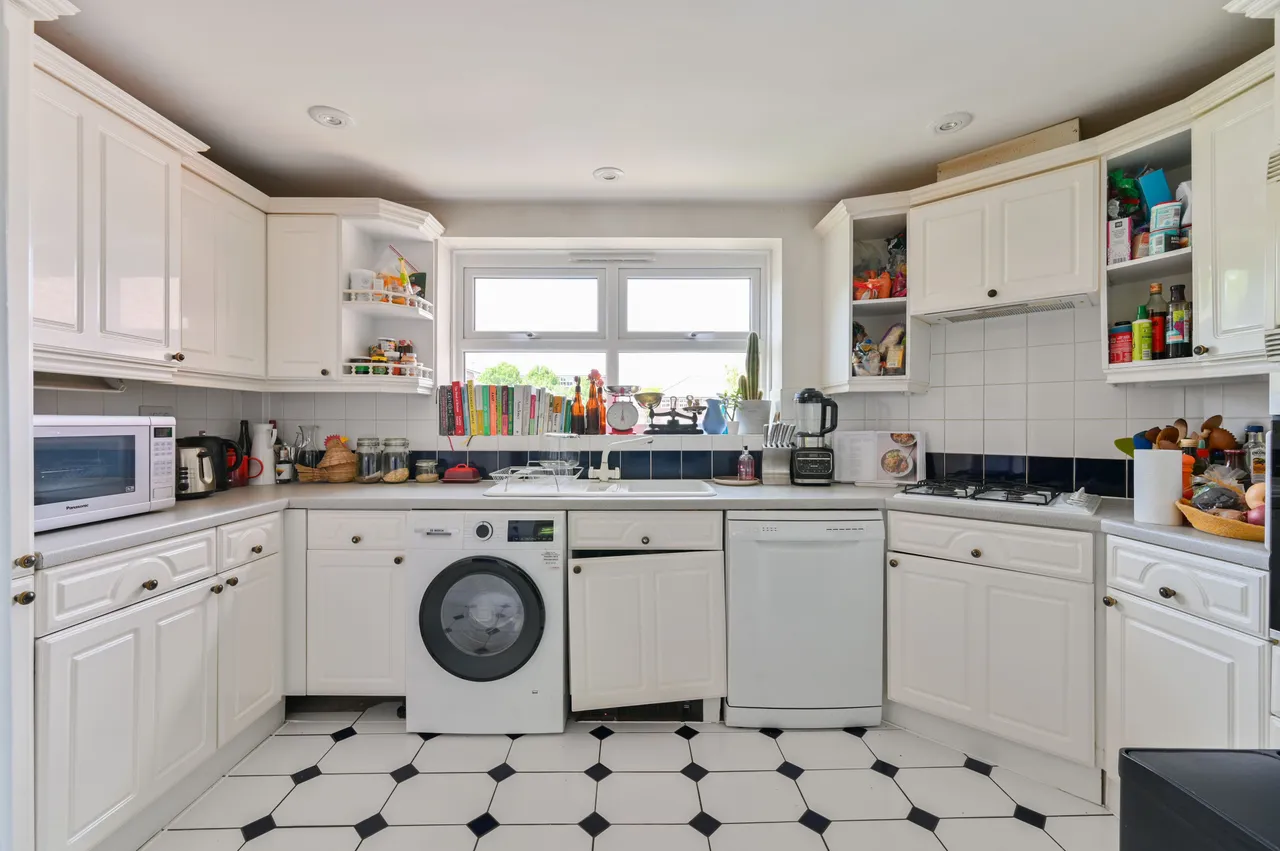 23 Lisle Close, London, photo 8