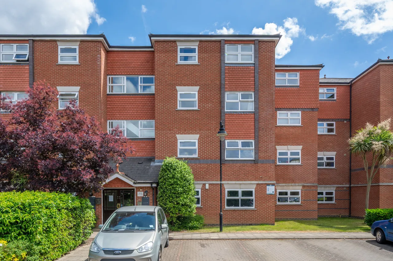 23 Lisle Close, London, photo 2