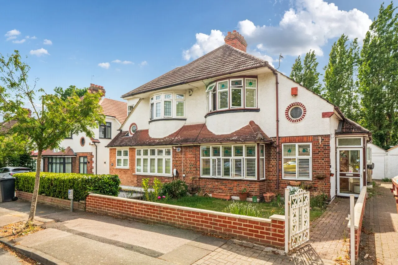 3 bed house for sale — Widmore Lodge Road, Bromley, BR1
