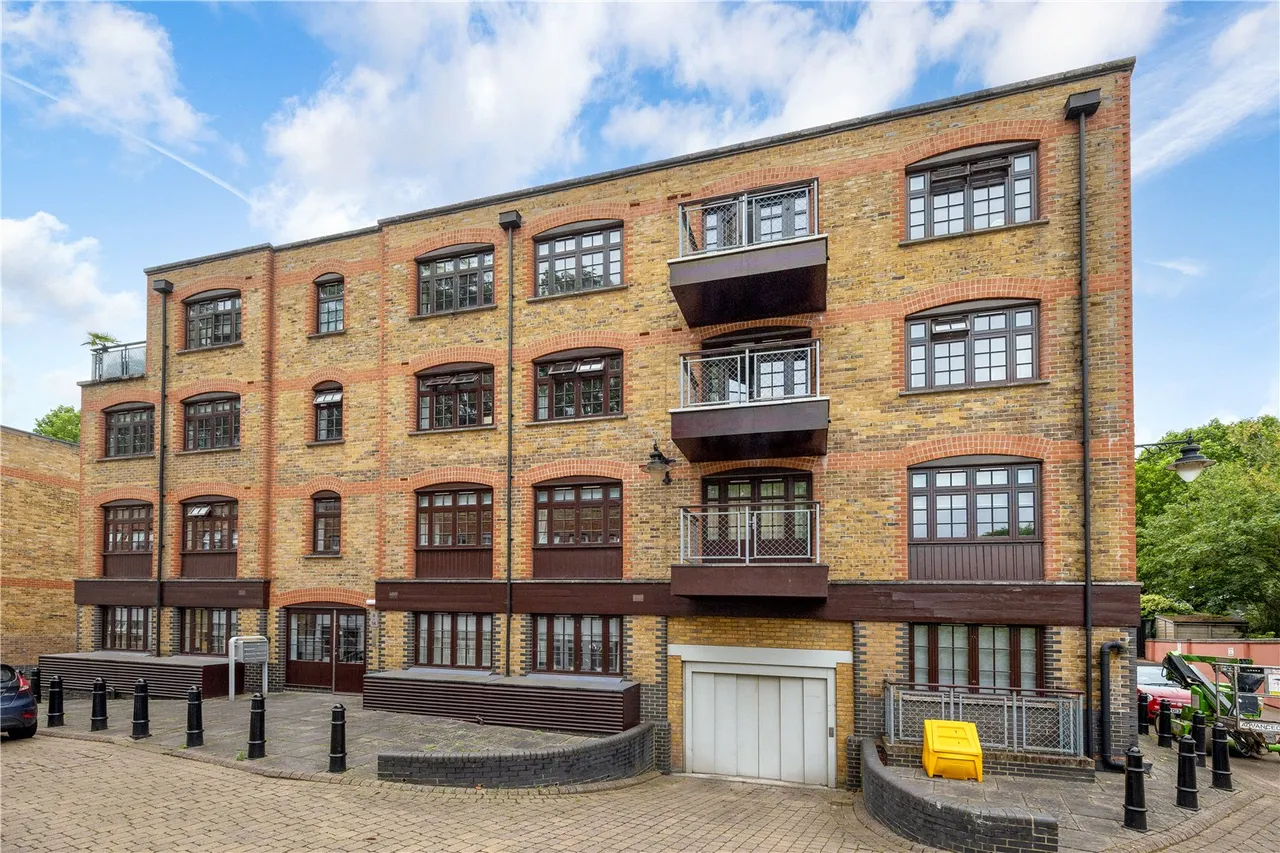 2 bed flat for sale, Blake Mews, High Park Road, TW9
