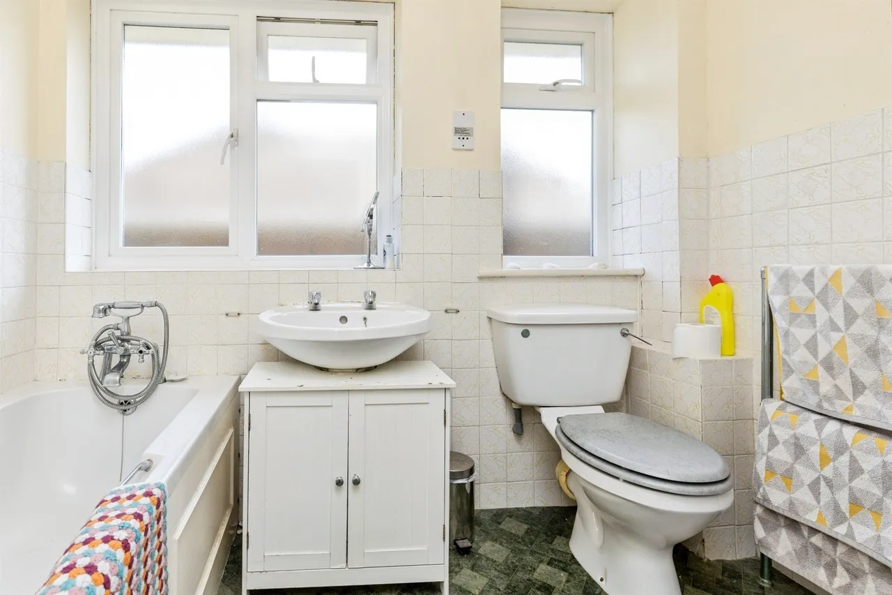 Gatesmead, Haywards Heath, photo 12