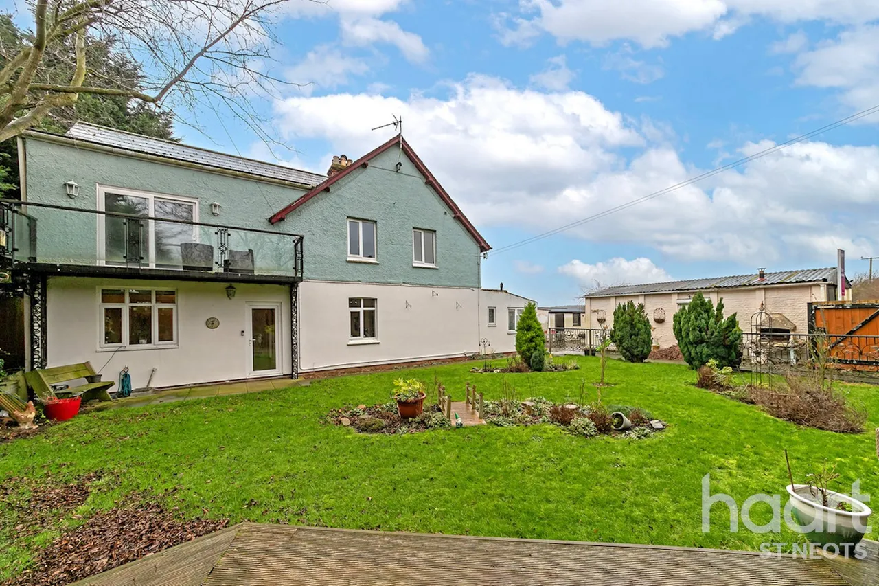 3 bed house for sale, Great North Road, St Neots, PE19