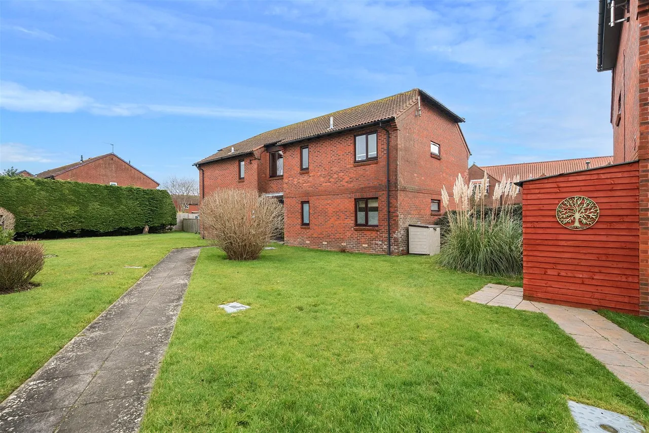 1 bed flat for sale, Priestley Way, Middleton-On-Sea, PO22