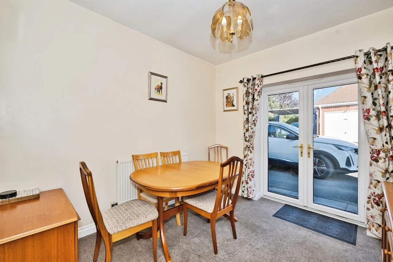 Elizabeth Way, Chard, photo 4
