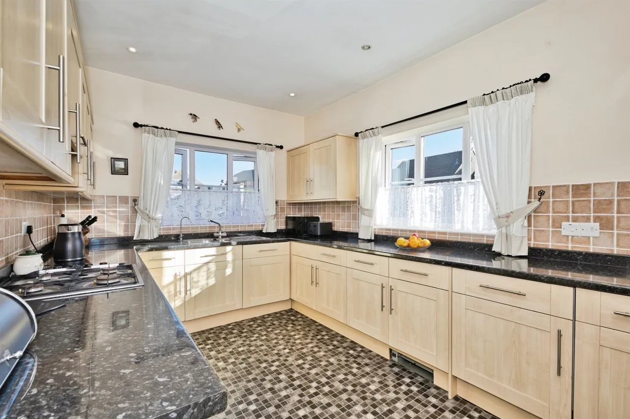 Elizabeth Way, Chard, photo 3