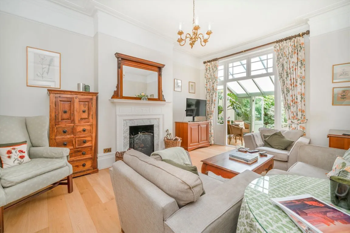 Esmond Road, W4, photo 2