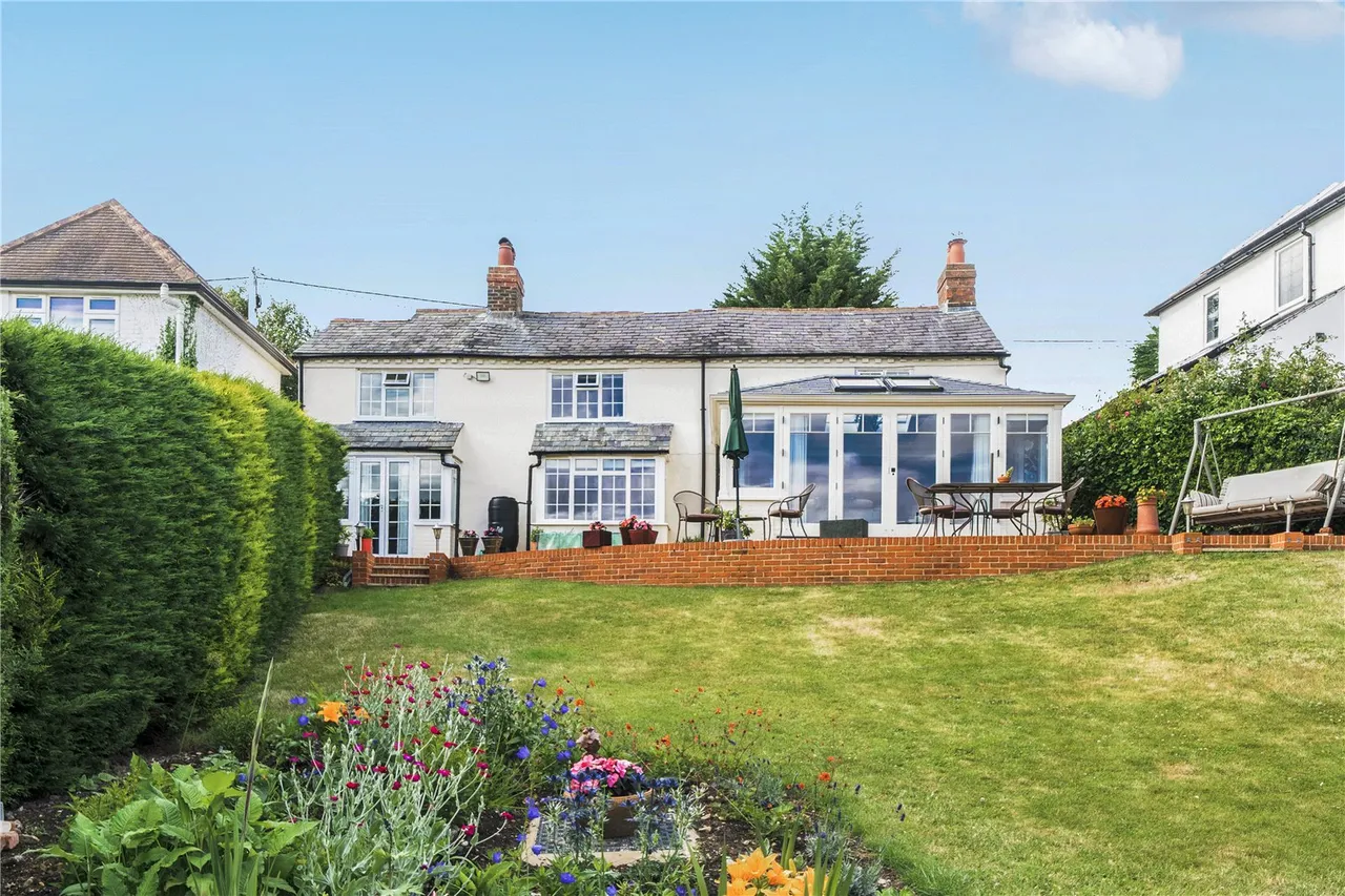 4 bed house for sale — Warren Corner, Ewshot, Farnham, Hampshire, GU10 5AT