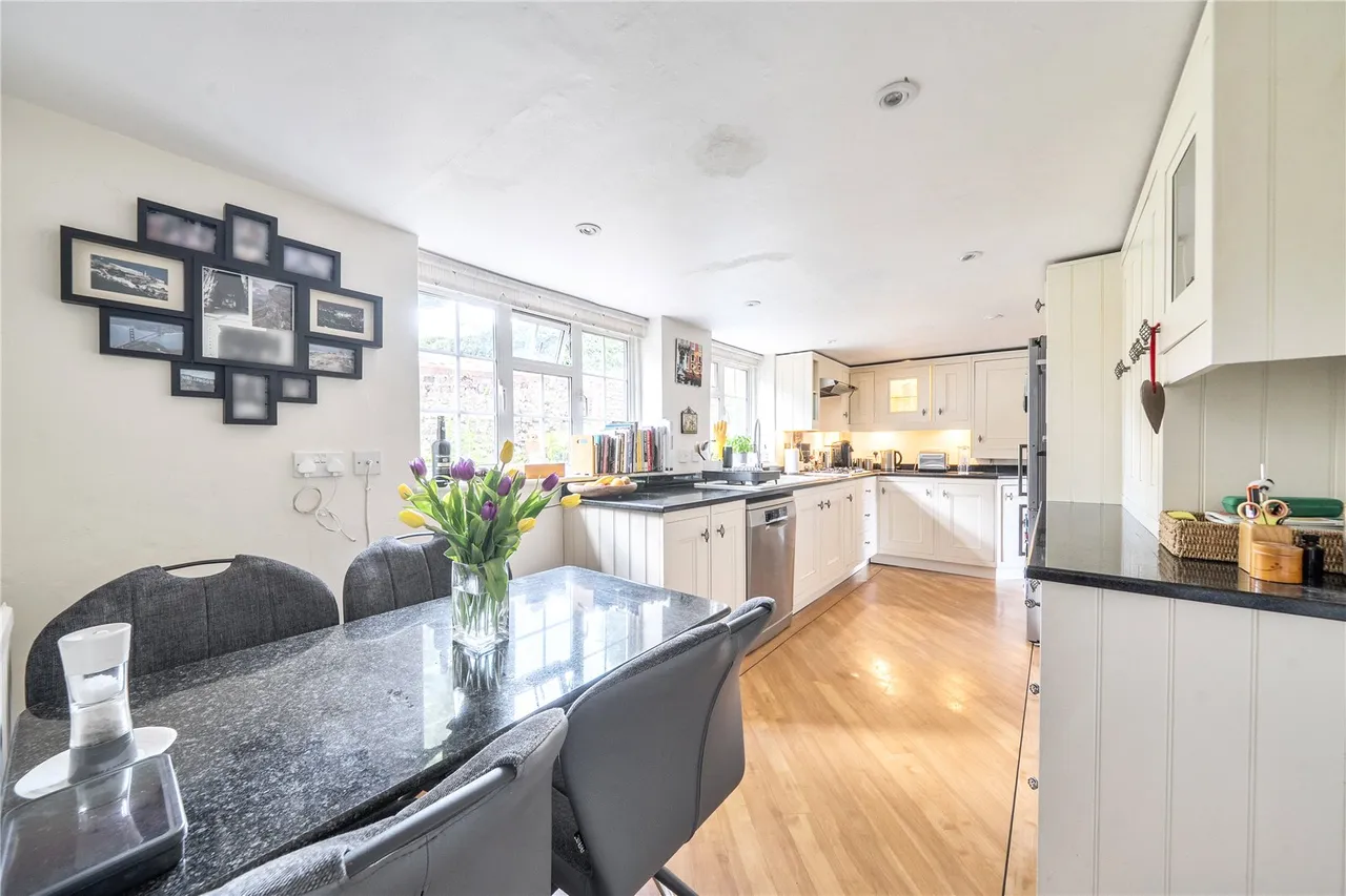 Warren Corner, Ewshot, Farnham, Hampshire, GU10 5AT, photo 6