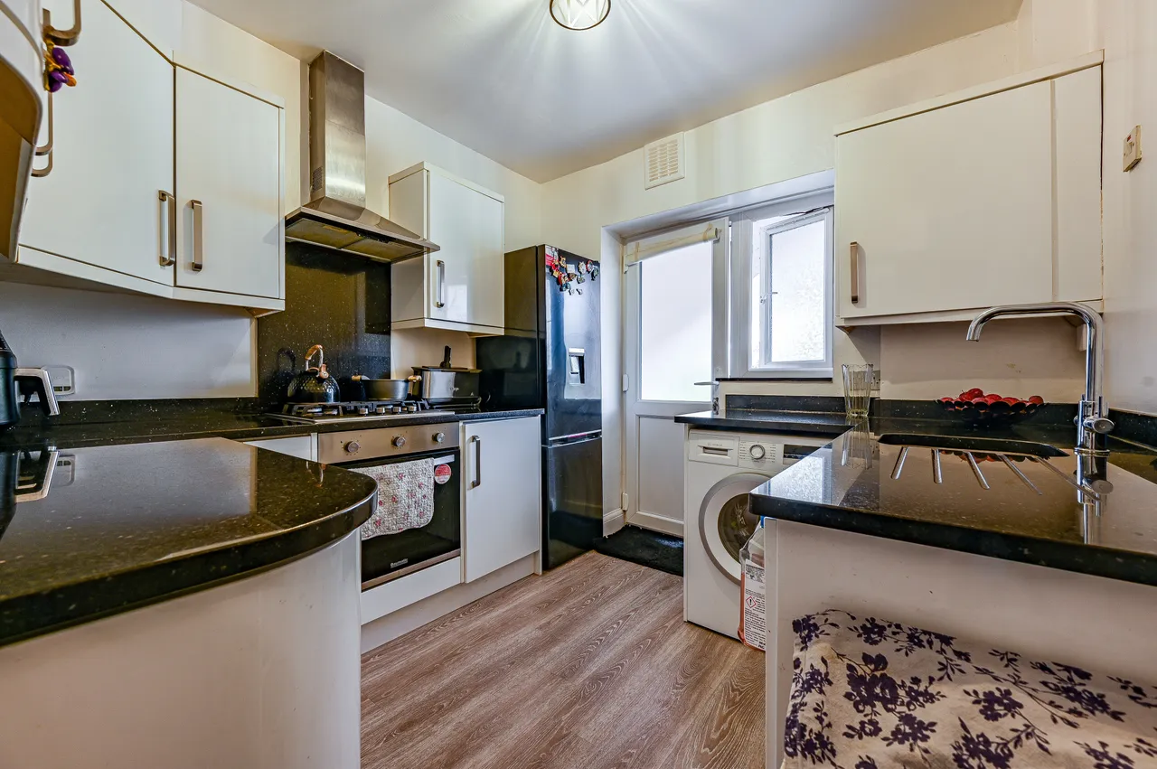 61 Robins Court, Chinbrook Road, London, photo 5