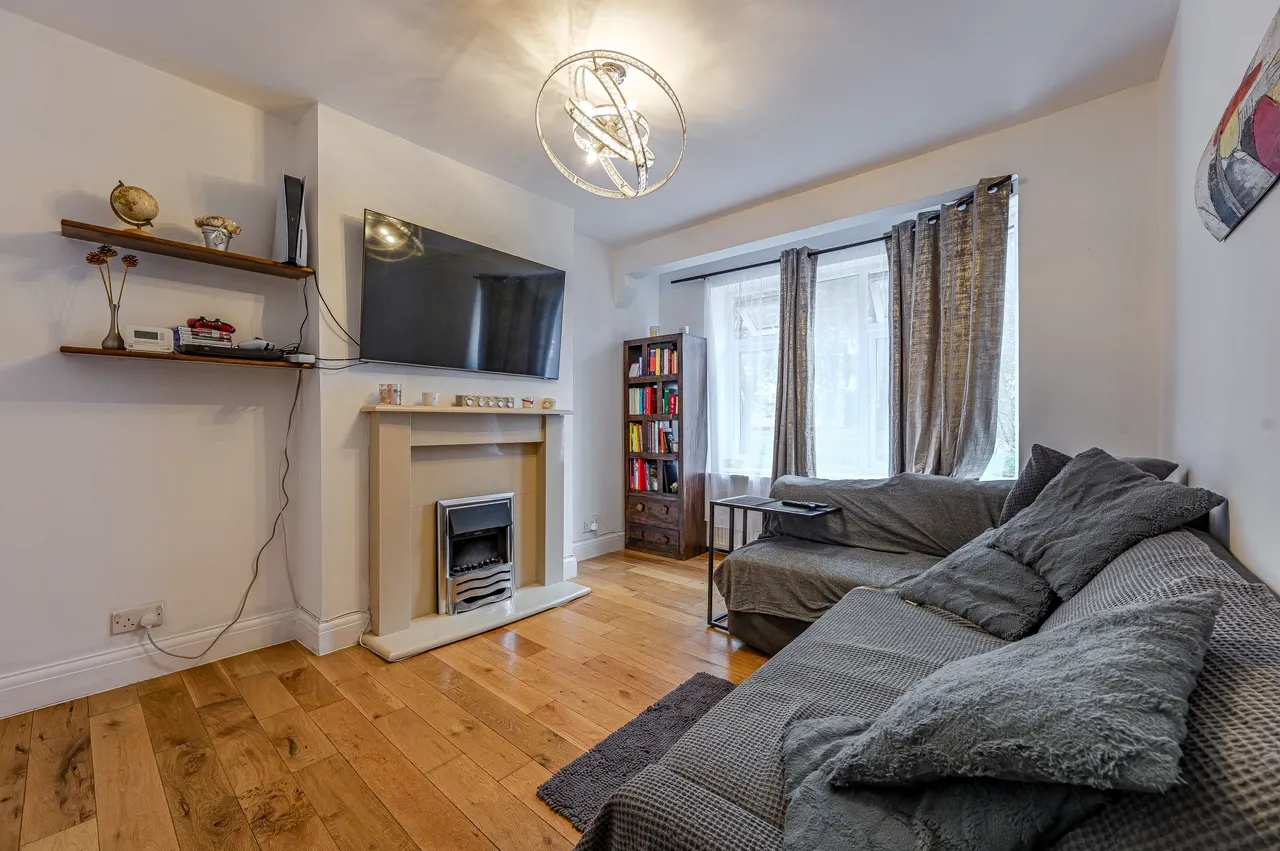 61 Robins Court, Chinbrook Road, London, photo 2