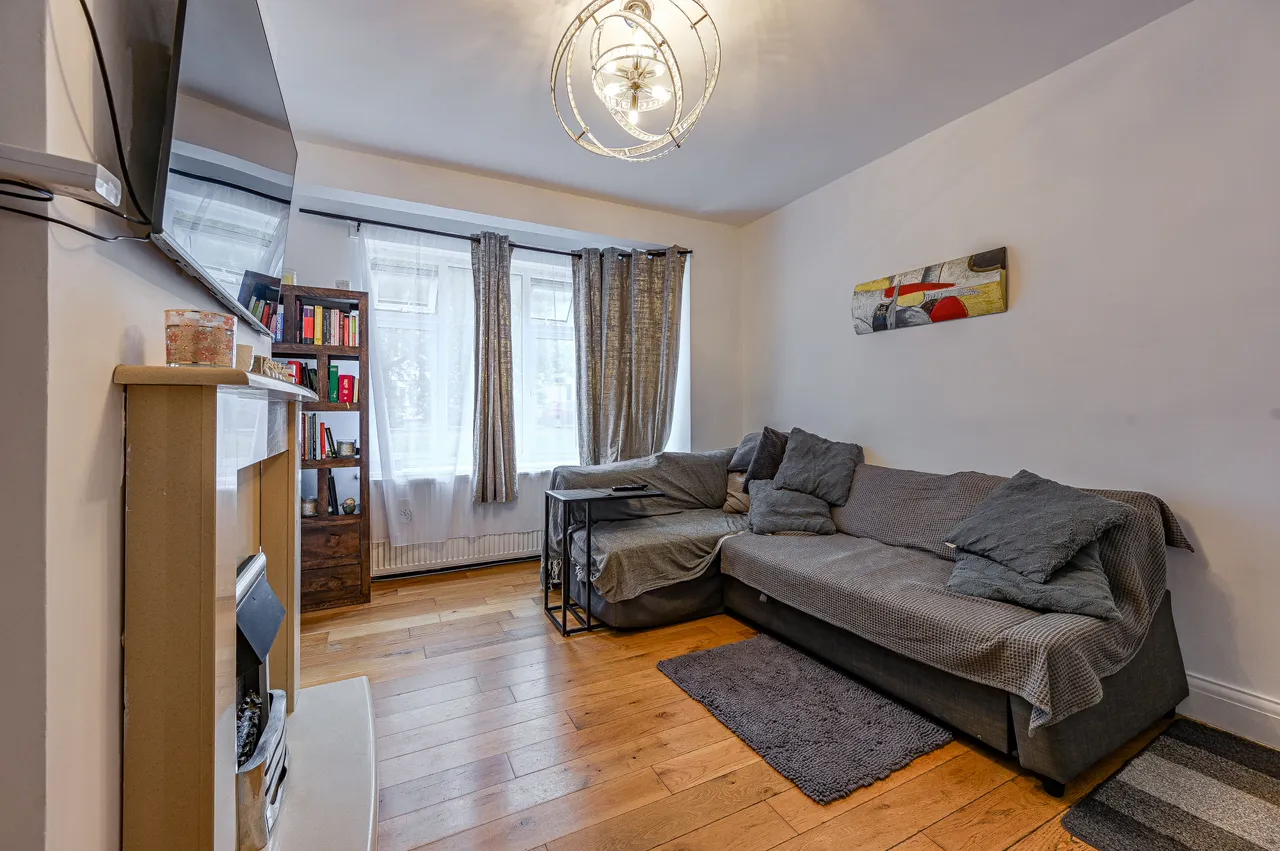61 Robins Court, Chinbrook Road, London, photo 8
