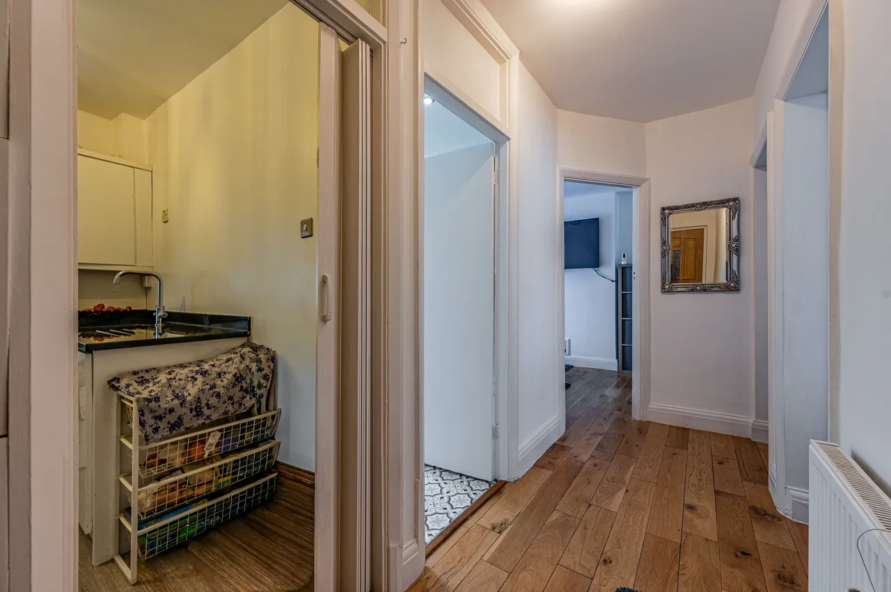 61 Robins Court, Chinbrook Road, London, photo 4