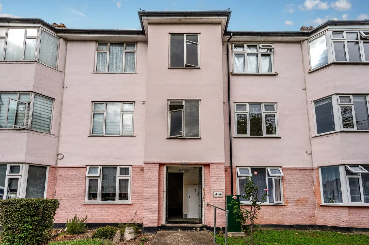 2 bed flat for sale — 61 Robins Court, Chinbrook Road, London