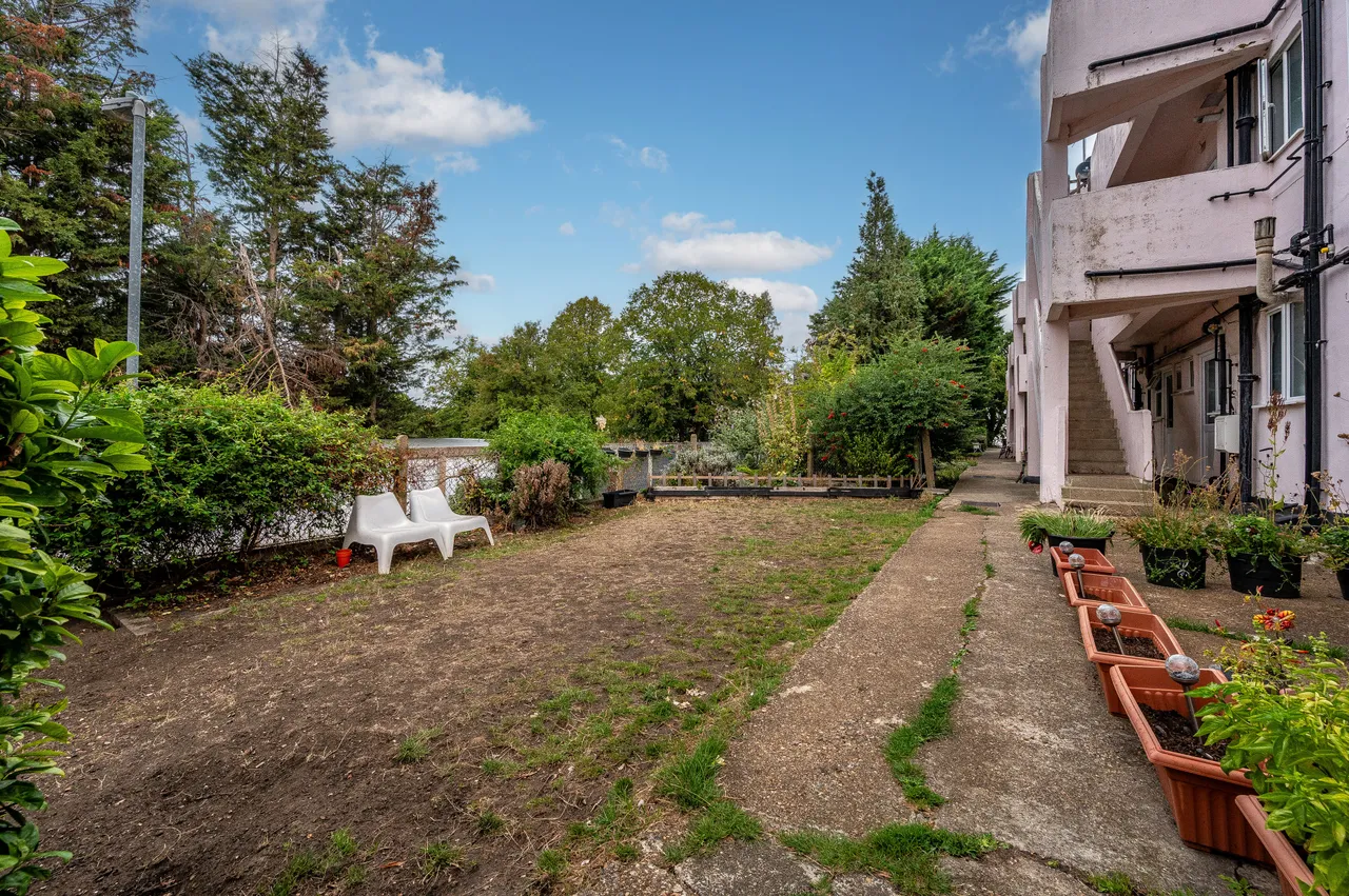 61 Robins Court, Chinbrook Road, London, photo 6