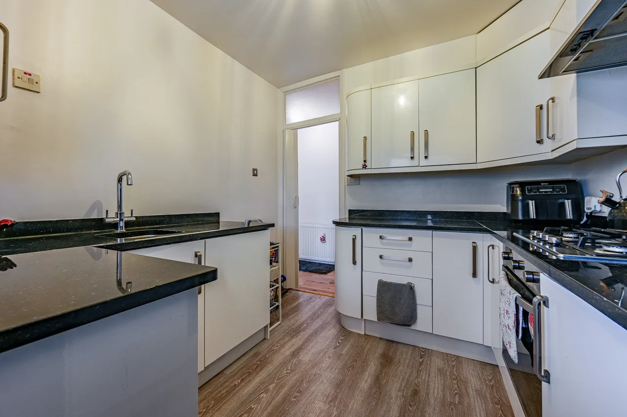61 Robins Court, Chinbrook Road, London, photo 9