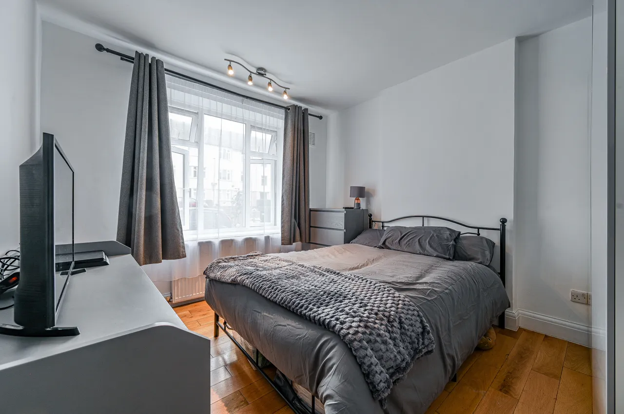 61 Robins Court, Chinbrook Road, London, photo 3