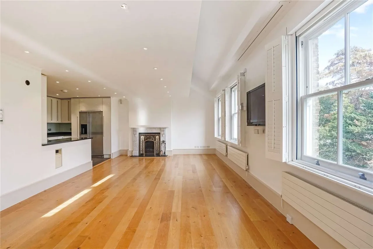 3 bed flat to rent, Downside Crescent, London, NW3