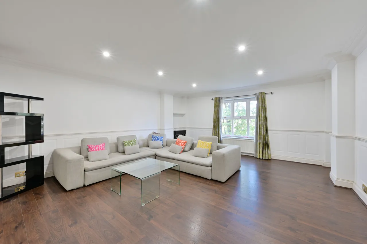 2 bed flat to rent — 5 Seymour Court, 333 Upper Richmond Road, London