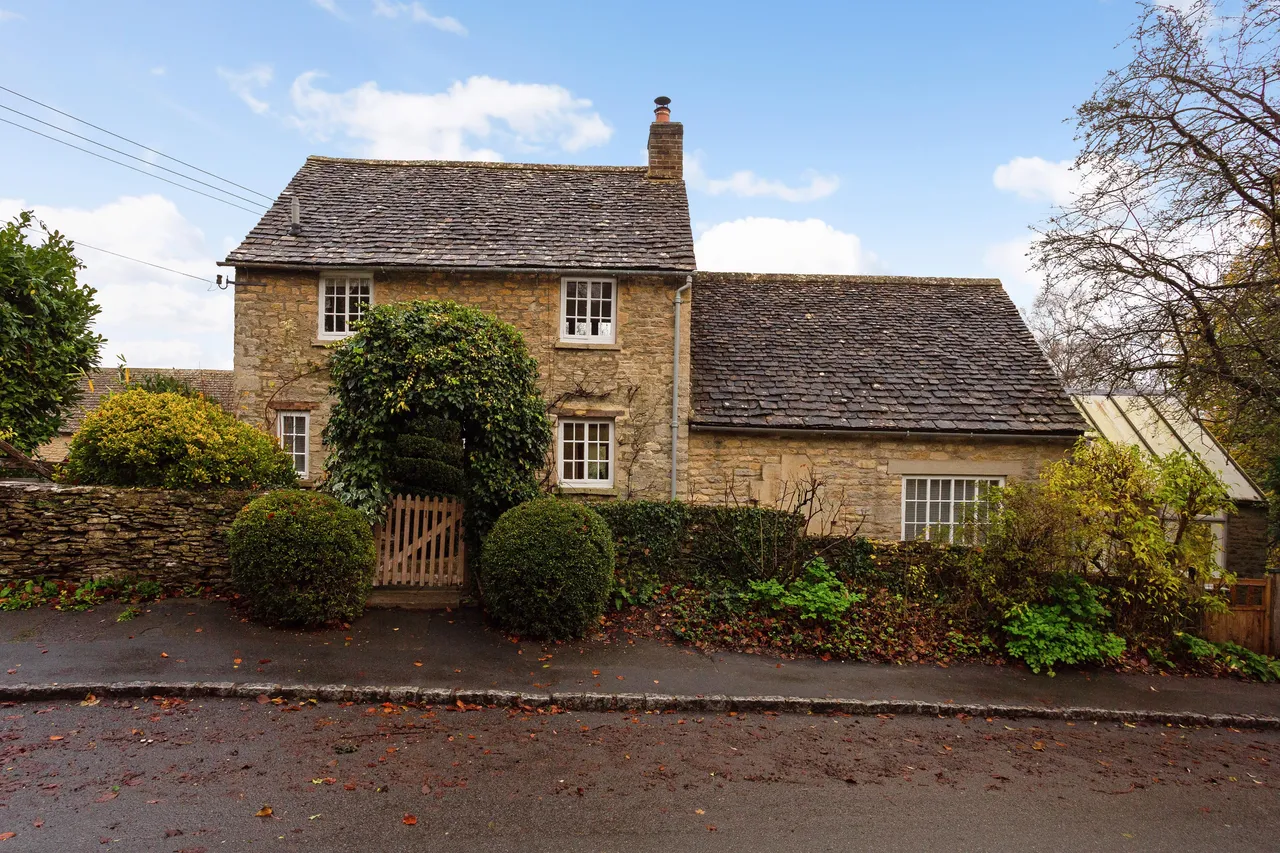 2 bed house to rent, School Hill, Little Minster, OX29