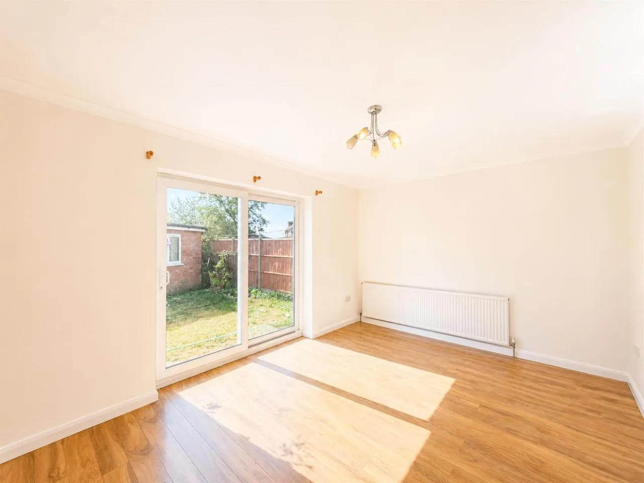 bed Apartment To LetPegg Road, Heston, TW5, photo 2
