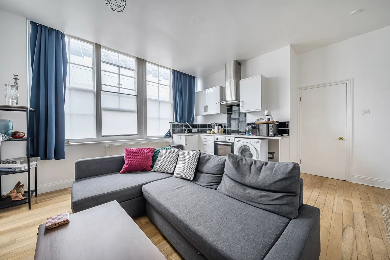 Third Floor Flat, 6 Gate Street, London, photo 2