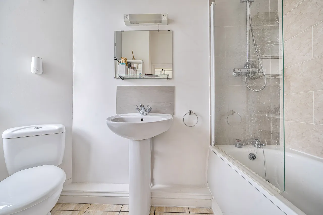 Third Floor Flat, 6 Gate Street, London, photo 7