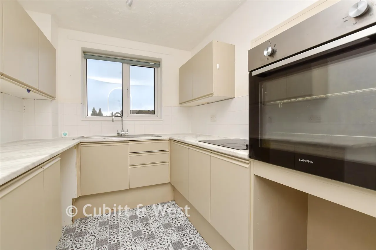Lordsgrove Close, Tadworth, KT20, photo 6