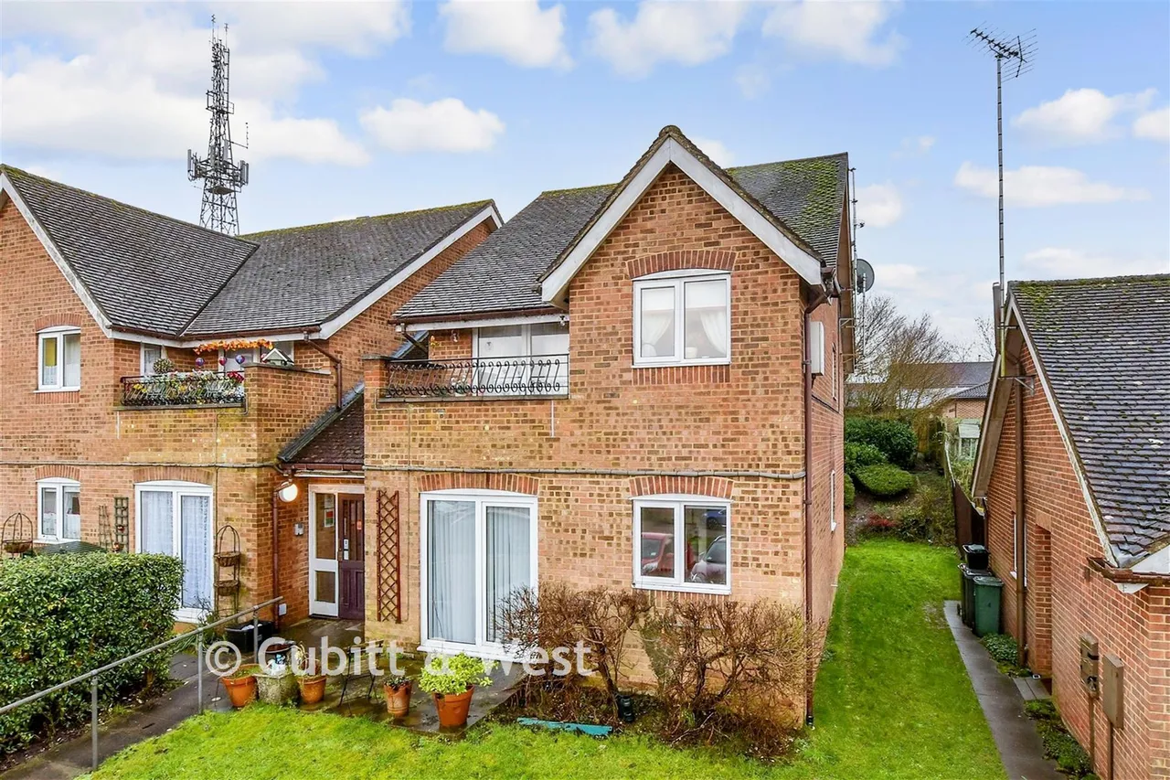 2 bed flat for sale, Lordsgrove Close, Tadworth, KT20