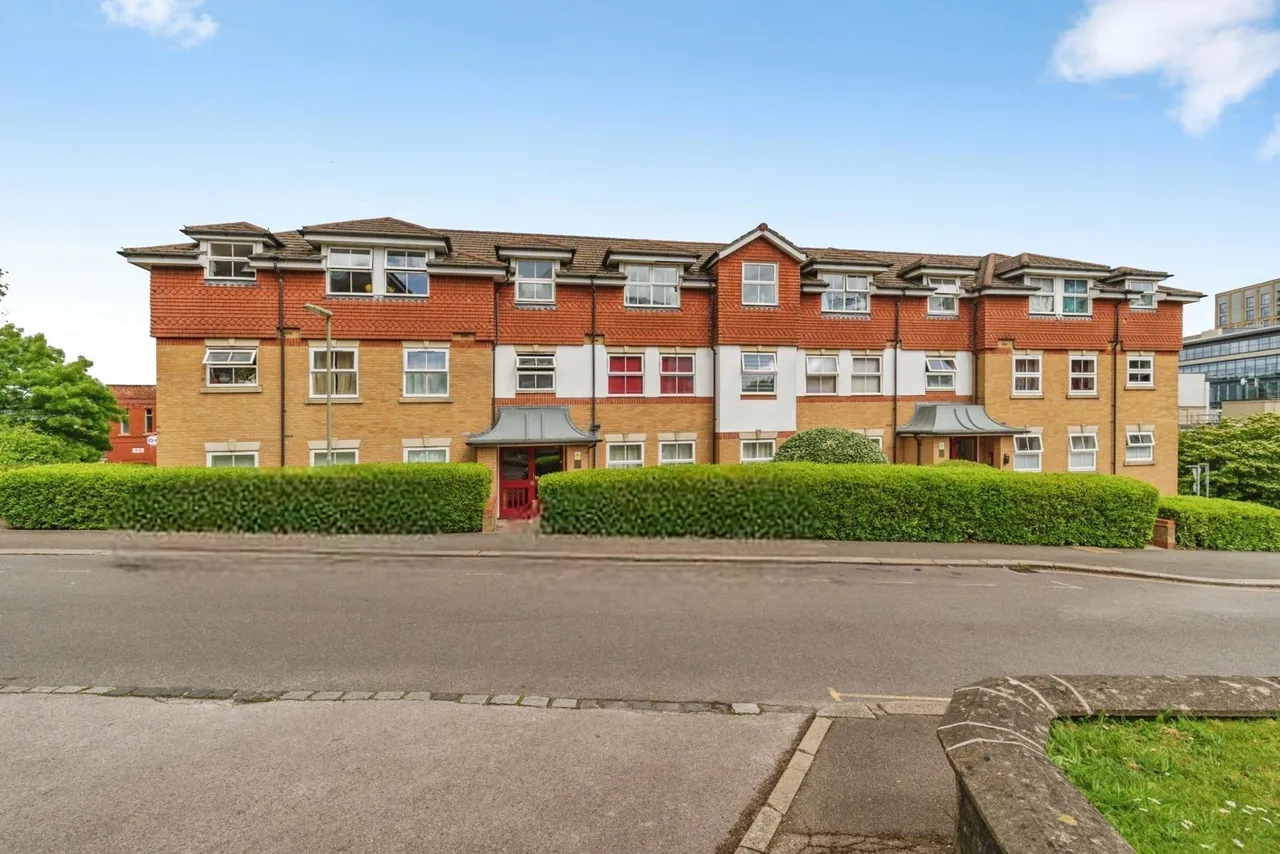 2 bed flat for sale, Chapel Road, Redhill, RH1