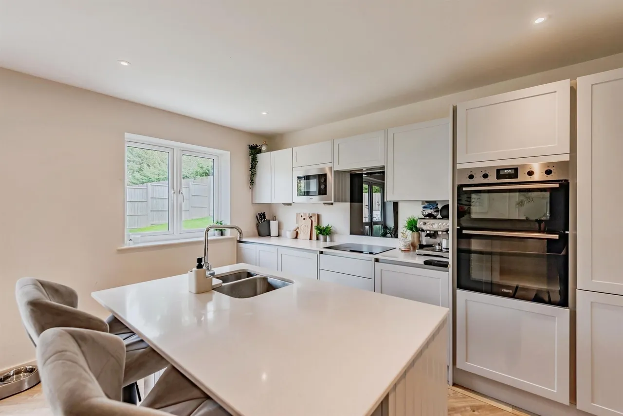 Mansfield Drive, Merstham, RH1, photo 4