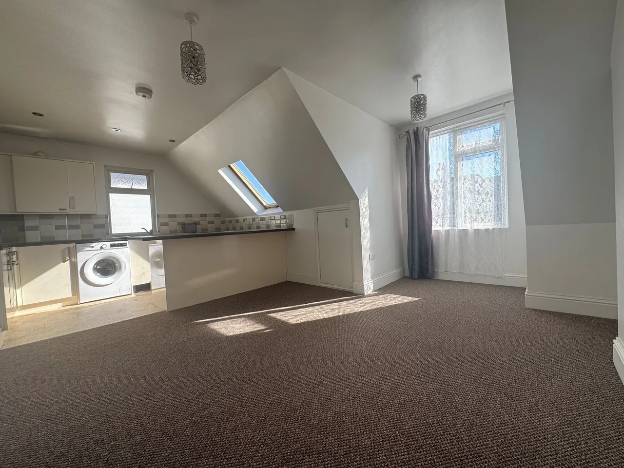 2 bed flat to rent, Cheriton Road, Folkestone, CT19
