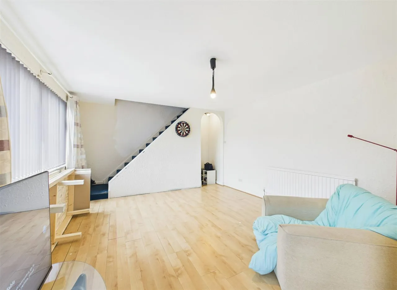 2 bed property for sale — Victoria Road, Ruislip, HA4 0HB