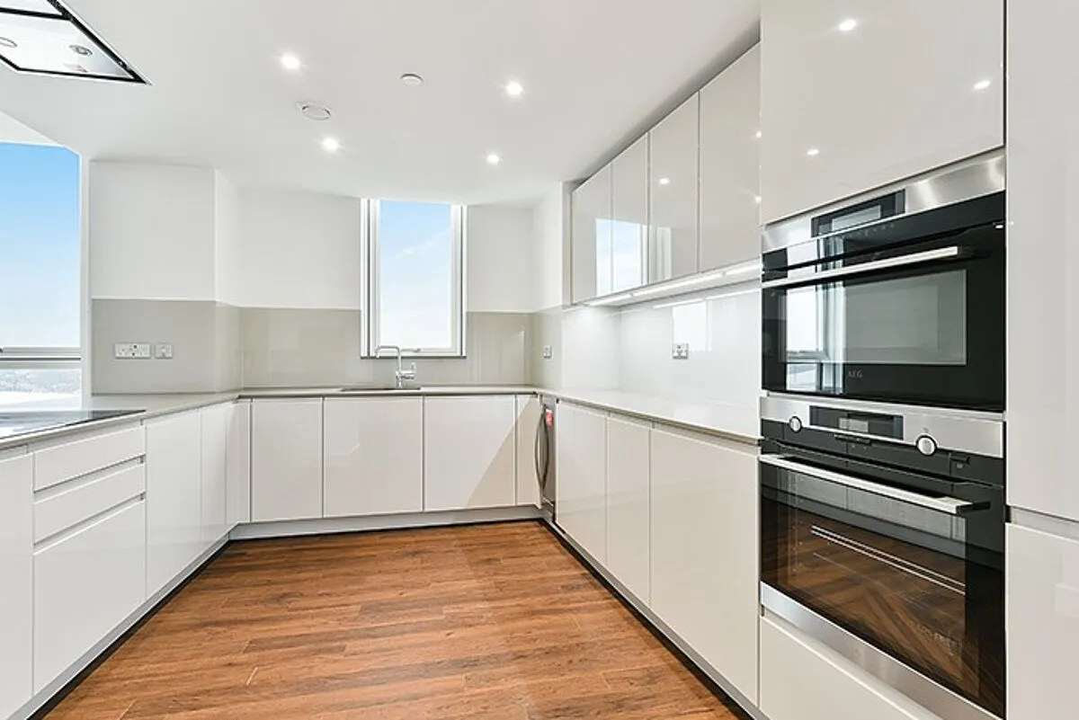 Wandsworth Road, London, SW8, photo 2