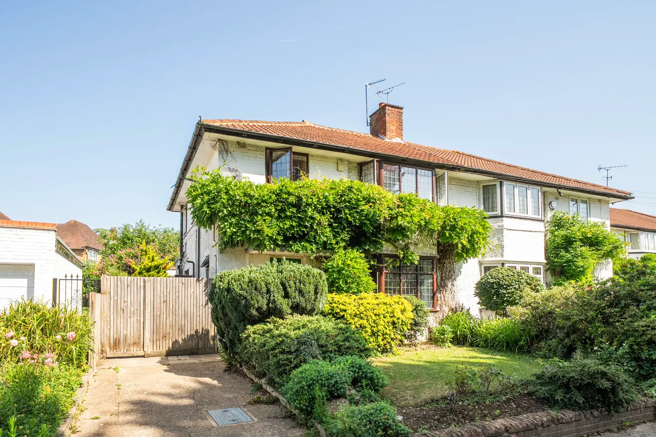 4 bed house for sale — Pinn Way, Ruislip, HA4