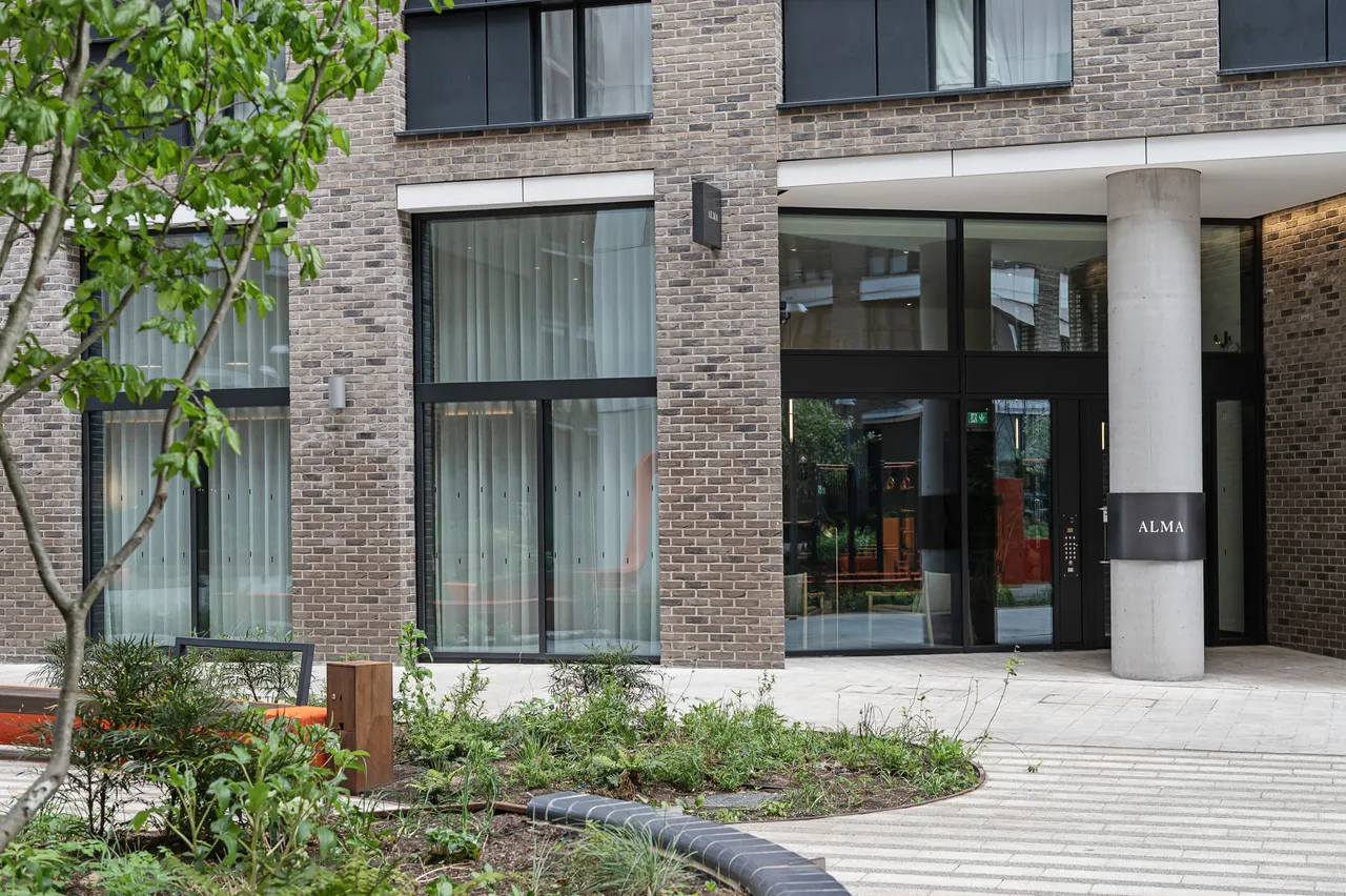 3 bed flat to rent — Flat 2502, Alma, 5 New Drum Street, London