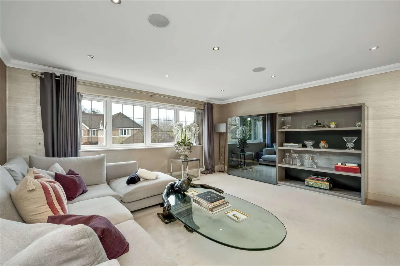 Thomas More Gardens, Esher, Surrey, KT10 8EW, photo 9