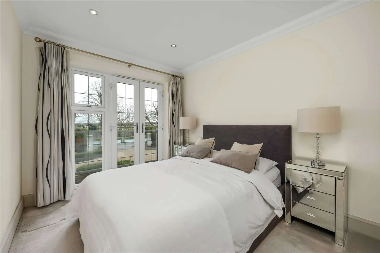 Thomas More Gardens, Esher, Surrey, KT10 8EW, photo 10