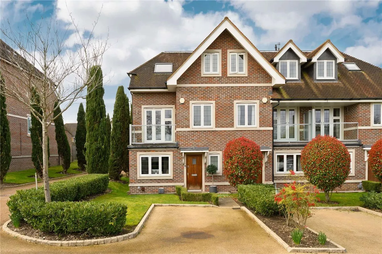 4 bed house for sale — Thomas More Gardens, Esher, Surrey, KT10 8EW