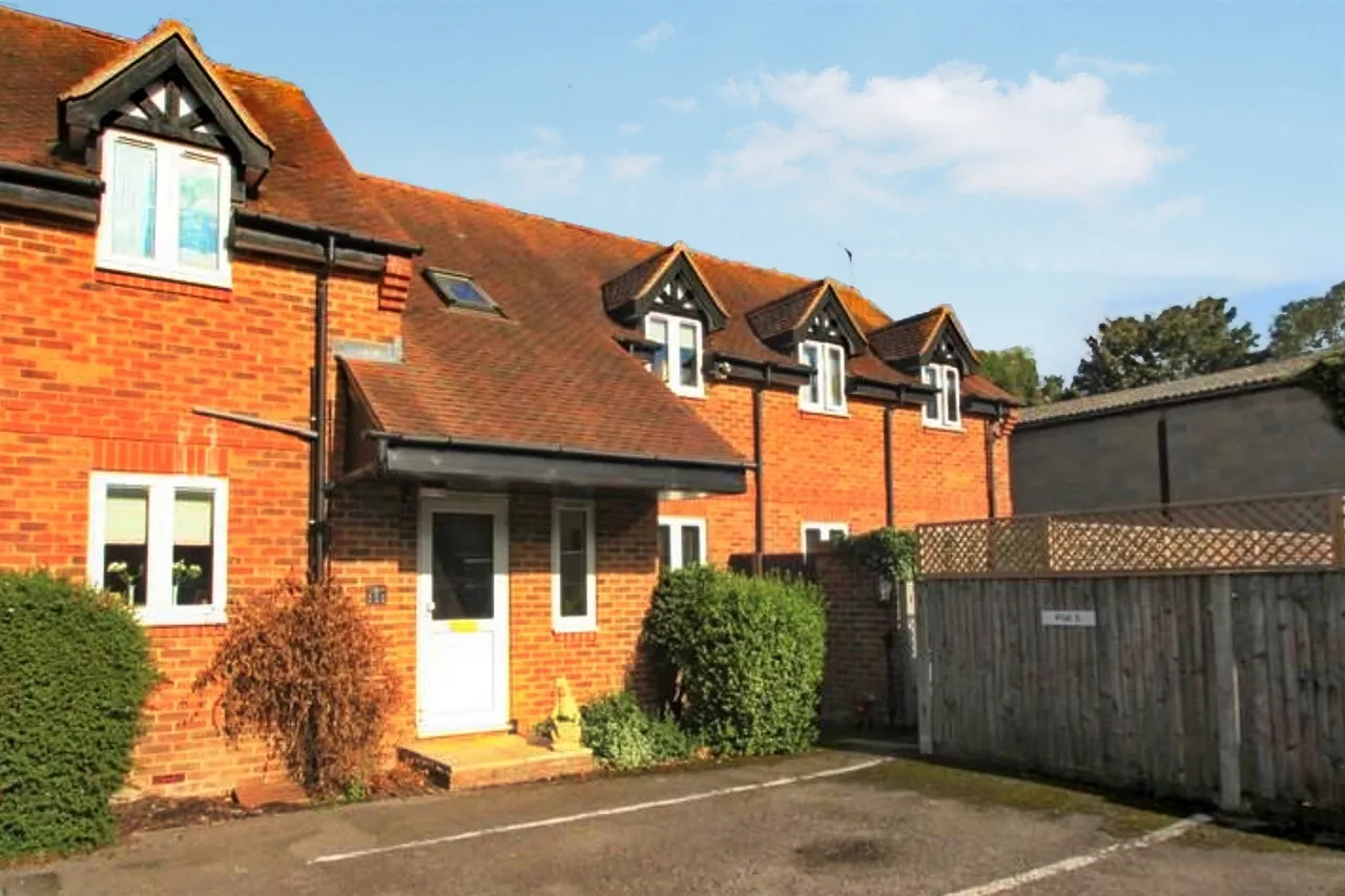 2 bed flat for sale — Park Court, Thame