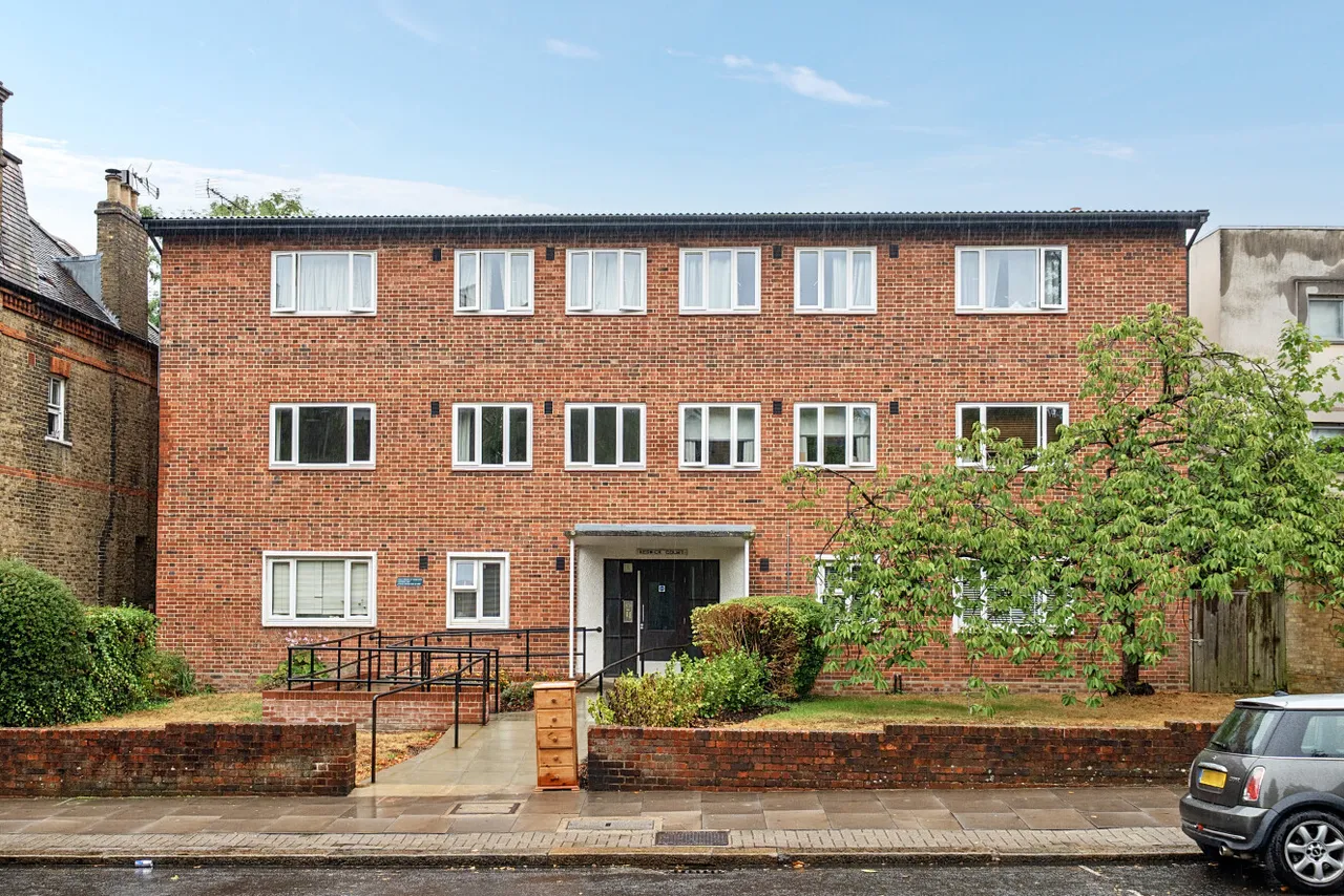 2 bed flat for sale, Keswick Road, London, SW15