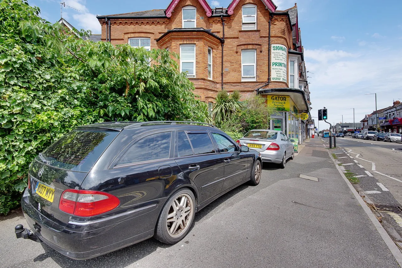 Holdenhurst Road, Bournemouth, BH8 8DA, photo 3