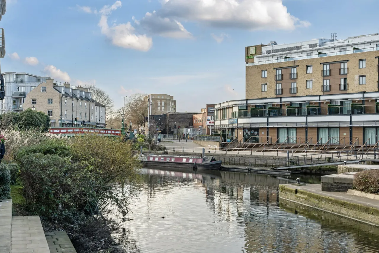 High Street, Brentford, TW8, photo 15