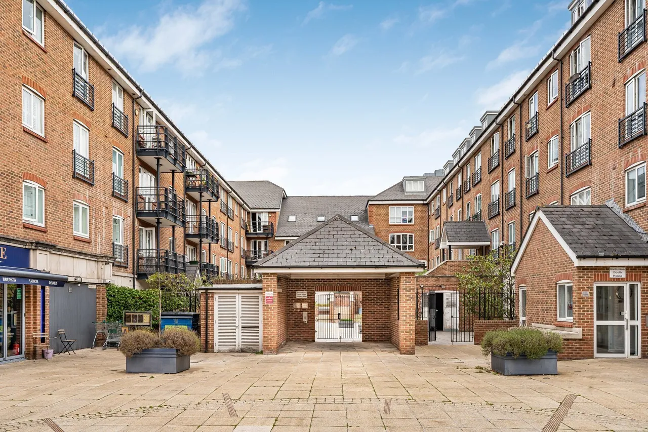High Street, Brentford, TW8, photo 14