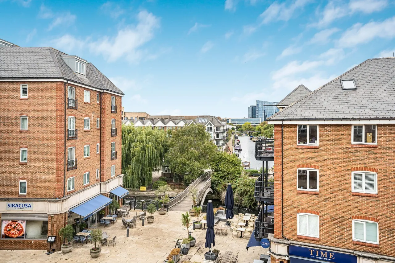 High Street, Brentford, TW8, photo 21