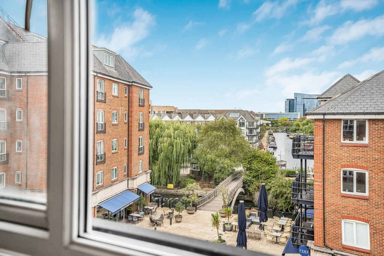 High Street, Brentford, TW8, photo 20
